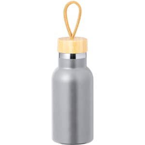 A drink bottle in silver metal with a bamboo lid and a rope handle. It includes a logo.