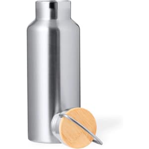 A drink bottle in stainless steel with a wooden lid and metal clasp, featuring a sleek design.