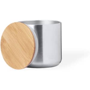 A drink bottle in silver metal with a bamboo lid, featuring a simple and modern design.