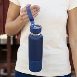 A drink bottle in navy blue with a silicone strap and a clear lid, featuring a smooth matte finish and a logo.
