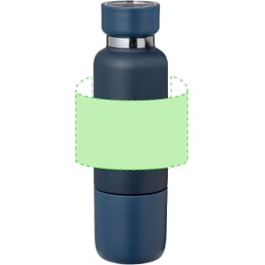 A drink bottle in navy blue with a sleek design, featuring a silver accent and a logo.
