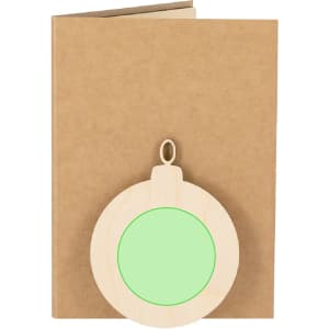 A kraft card with a round wooden ornament in natural wood and a green circular area, suitable for decoration.