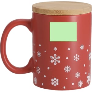 A red coffee mug with a wooden lid, featuring white snowflake patterns and a logo.