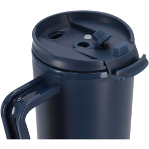 A drink mug in navy blue with a spill-resistant lid and a handle, featuring a logo on the side.