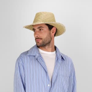 A straw hat in light beige worn by a man, featuring a wide brim and a casual style.