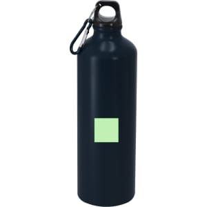 A drink bottle in navy blue featuring a minimal design and a carabiner for easy attachment.