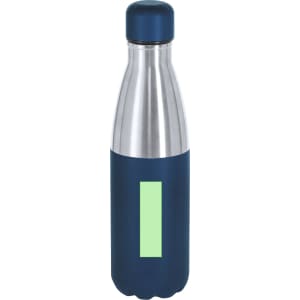 A drink bottle in stainless steel with a navy blue finishing and a green silicone grip, featuring a logo.