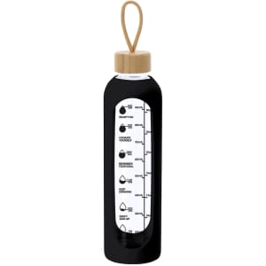 A drink bottle in black glass with a wooden top and a measurement guide on the side. It features a logo.