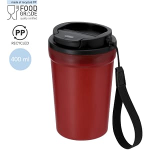 A red plastic cup with a black lid and handle, made from recycled materials, holding 400 ml.