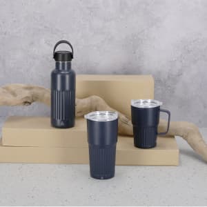 A drink bottle and two cups in navy blue, featuring a textured design and transparent lids, arranged on a neutral backdrop.