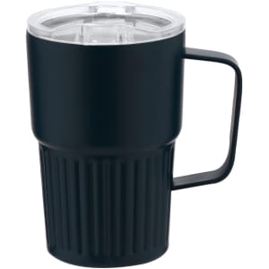 A drink mug in matte black with ribbed texture, featuring a transparent lid and a sturdy handle.
