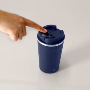 A drink bottle in navy blue with a lid and a digital display, featuring a hand pressing the top.