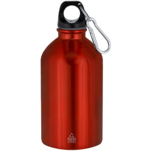 A drink bottle in a shiny red finish with a black lid and a carabiner attachment. It features a logo on the side.