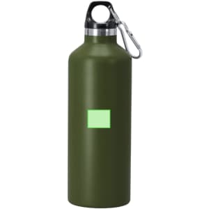 A drink bottle in matte olive green with a silver cap and a carabiner, featuring a small branding logo.