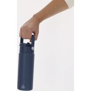 A drink bottle in navy blue with a handle, featuring a sleek design and a logo.