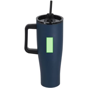 A drink bottle in navy blue with a black lid and a straw, featuring a logo. Designed as an insulated mug.