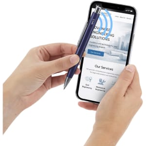 A metal pen in deep blue is held in one hand, while the other hand holds a smartphone displaying a website.