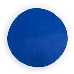 A round beach mat featuring a vibrant blue centre and a white trim, suitable for outdoor leisure activities.