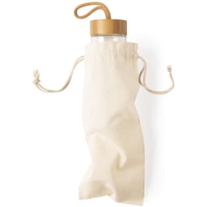 A drink bottle in a cream-coloured bag with a drawstring, featuring a wooden lid and handle. The bag has a logo.
