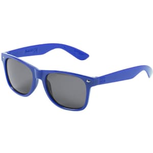 Blue sunglasses with dark lenses and a logo on the arm, ideal for leisure and outdoor activities.