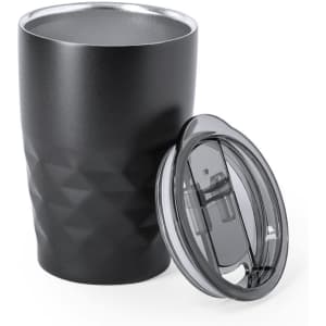 A drink bottle in matte black with a geometric design, accompanied by a transparent lid. It features a logo.