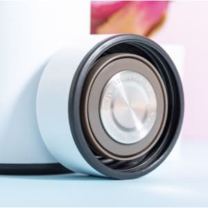 A drink bottle with a sleek, white exterior and a metallic base, featuring a discreet logo.