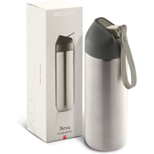 A drink bottle in stainless steel with a dark grey cap and strap, presented alongside its packaging featuring a logo.