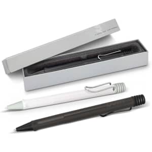 A set of Lamy Safari pens in white and dark green, presented in a grey box with a logo.