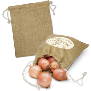 A medium jute produce bag in beige, filled with fresh onions, featuring a drawstring closure and a logo.