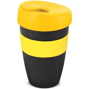 A drink bottle featuring a black body with yellow accents and a yellow lid, designed for easy carrying.