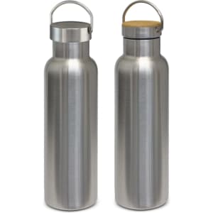 A drink bottle in stainless steel with a sleek finish and a bamboo cap, featuring a handle and a logo.