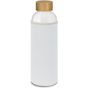 A drink bottle in clear glass with a bamboo lid, featuring a white protective sleeve.