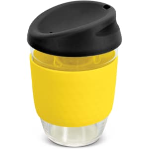 A drink bottle featuring a transparent borosilicate glass body, a yellow silicone sleeve, and a black lid.