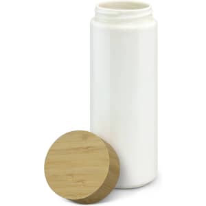 A drink bottle in white ceramic with a bamboo lid, featuring a sleek double wall design.