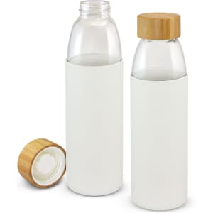 A drink bottle with a transparent glass body and a bamboo lid, protected by a white silicone sleeve.