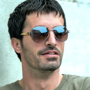 Aviator sunglasses with mirror lenses and bamboo accents, featuring a brown tint and a metallic finish.