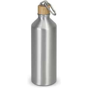 A drink bottle in stainless steel with a wooden cap and a carabiner clip, featuring a sleek and minimalist design.