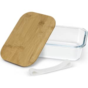 A glass lunch box with a bamboo lid and a white silicone band, featuring a clear glass base and a rectangular shape.