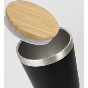 A drink bottle in black metal with a bamboo lid, featuring a stainless steel rim and an open top.