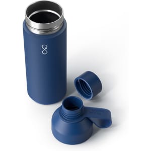 A drink bottle in navy blue with a removable lid and a logo. The bottle features a sleek, vacuum-insulated design.