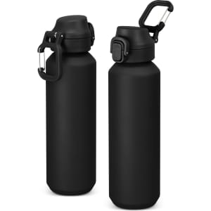A drink bottle in matte black recycled aluminium with a black lid and carabiner, featuring a logo.