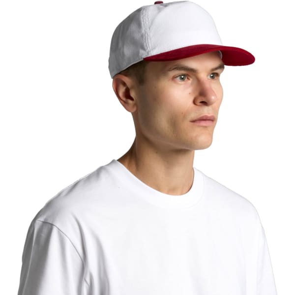 A two-tone cap featuring a white body and a burgundy brim, worn by a model in a plain white t-shirt.