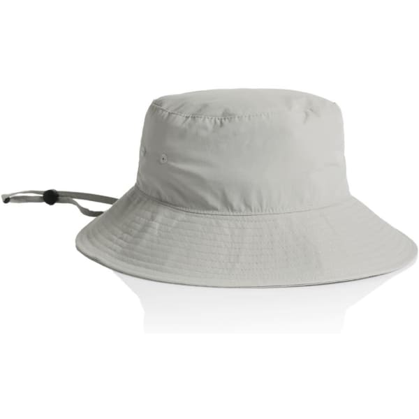 A wide-brim bucket hat in a light grey colour with an adjustable drawstring, featuring a logo.