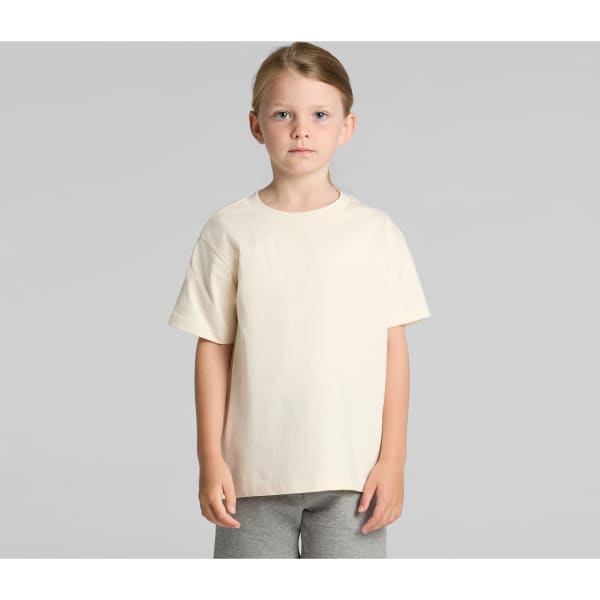 A kids' classic tee in a light beige colour, featuring a simple design and short sleeves.