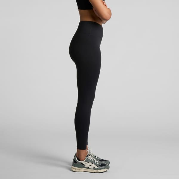 Active seamless leggings in black, displayed on a model from the side, paired with sporty shoes.