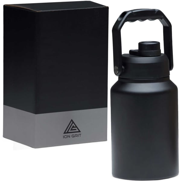 A drink bottle in matte black with a handle, next to a black box featuring a logo.