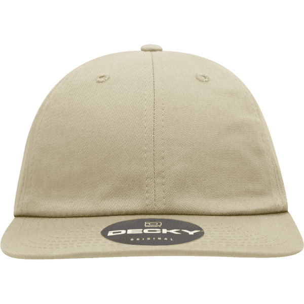 A relaxed flat bill cap in a light beige colour with a round logo on the front.