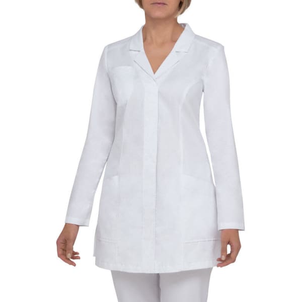 A white lab coat with long sleeves and a collar, featuring two front pockets. The model is wearing it.