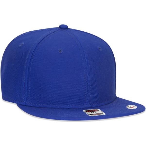 A blue 6-panel mid profile snapback cap with a flat brim and a logo on the side.