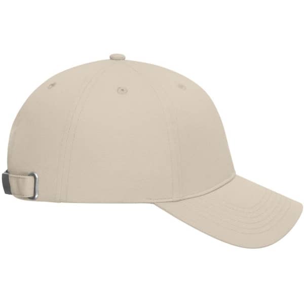 A beige 6-panel cap made from bio cotton with a logo and an adjustable strap at the back.